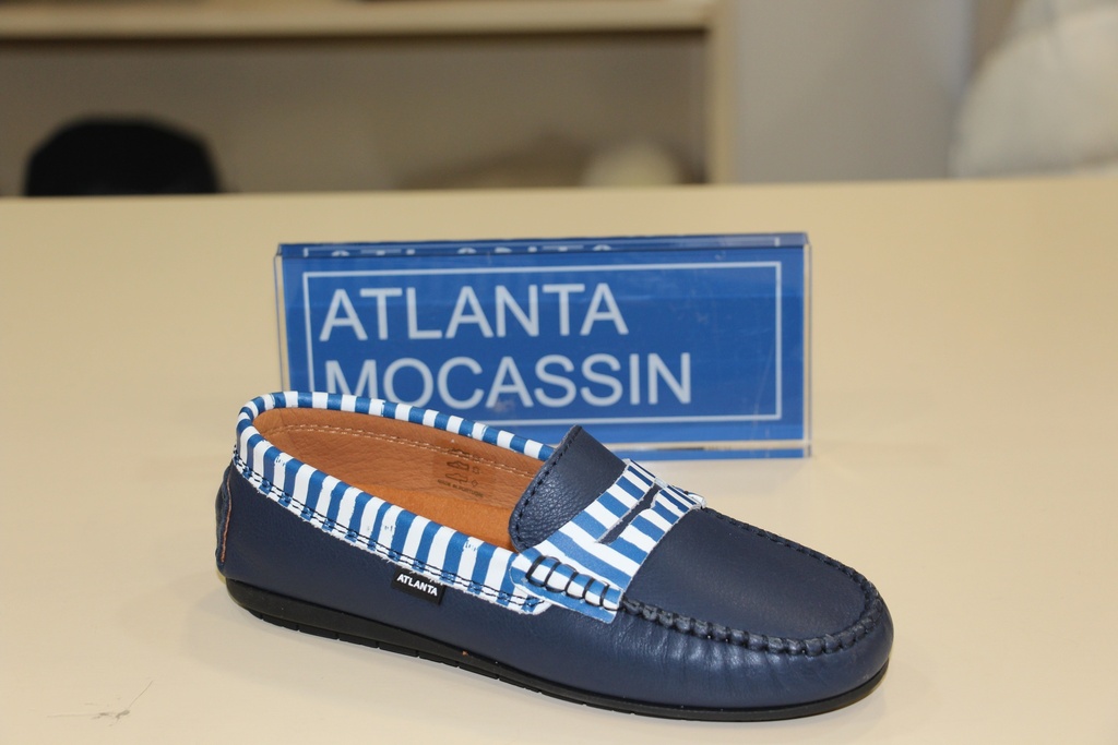 Mocassim azul marinho em pele com detalhes às riscas