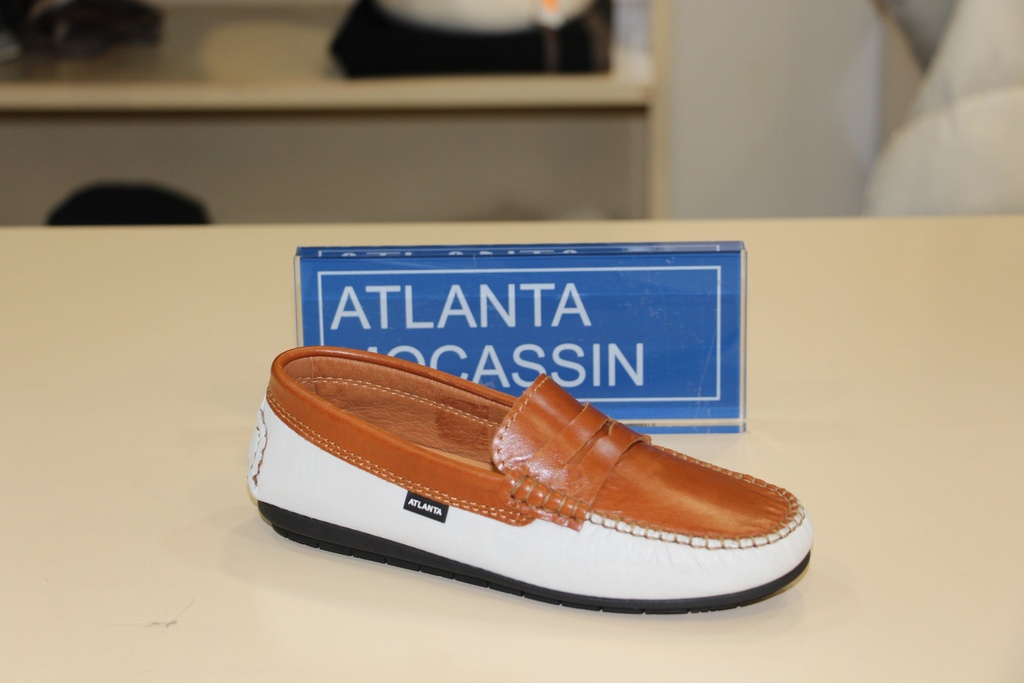 Mocassim bicolor branco e castanho em pele