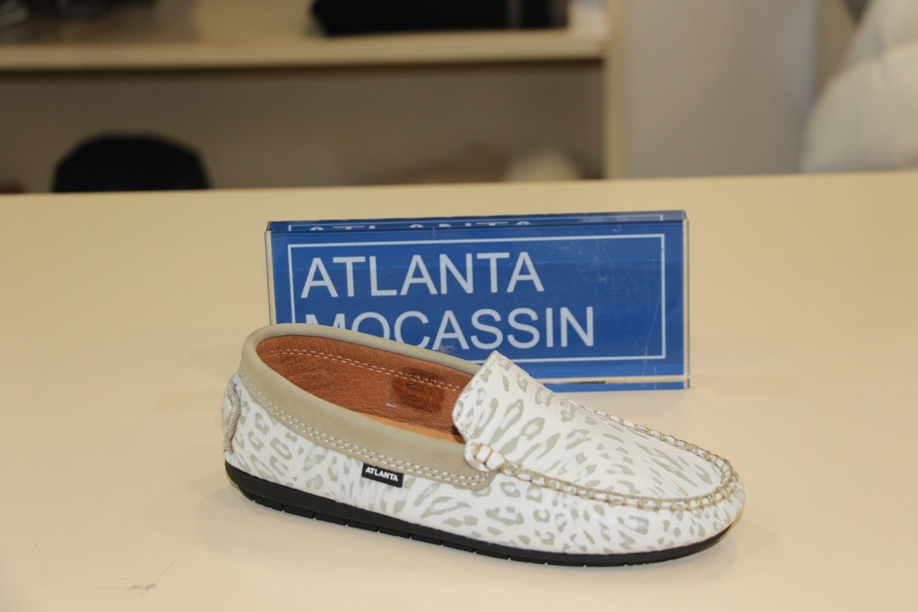 Mocassim branco com padrão animal bege em pele
