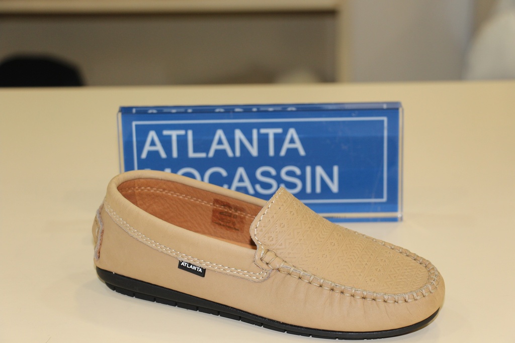 Mocassin bege em pele com padrão geométrico gravado