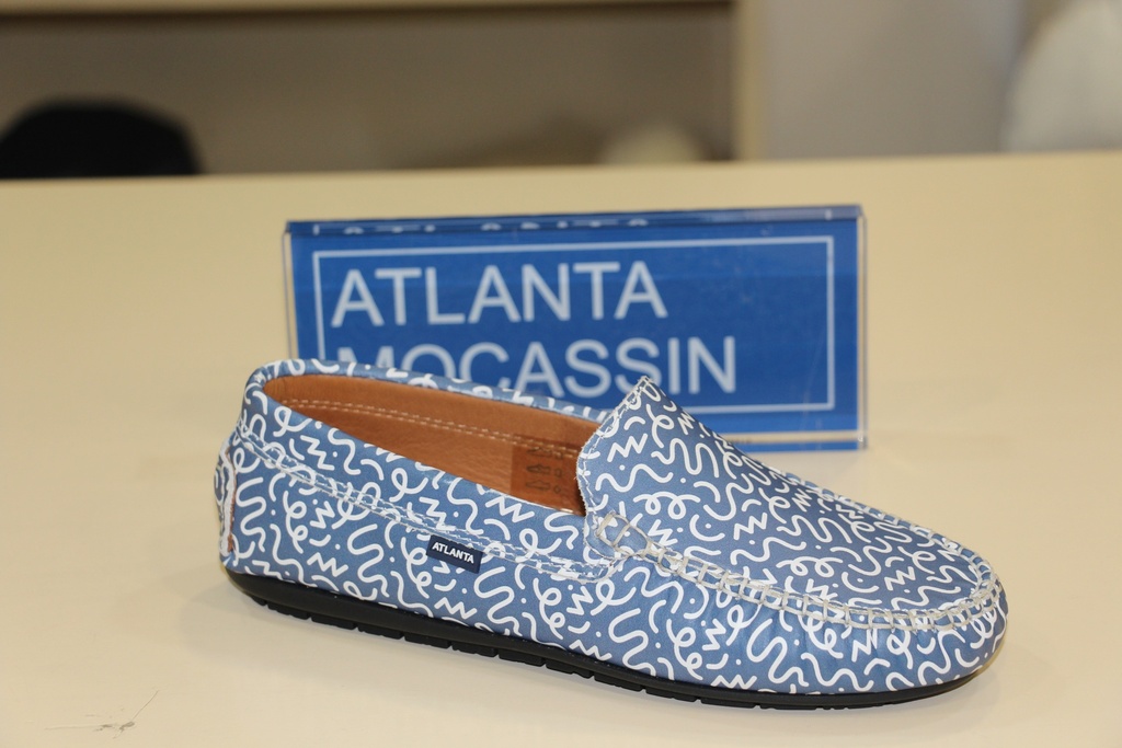 Mocassin azul com padrão de rabiscos brancos em pele