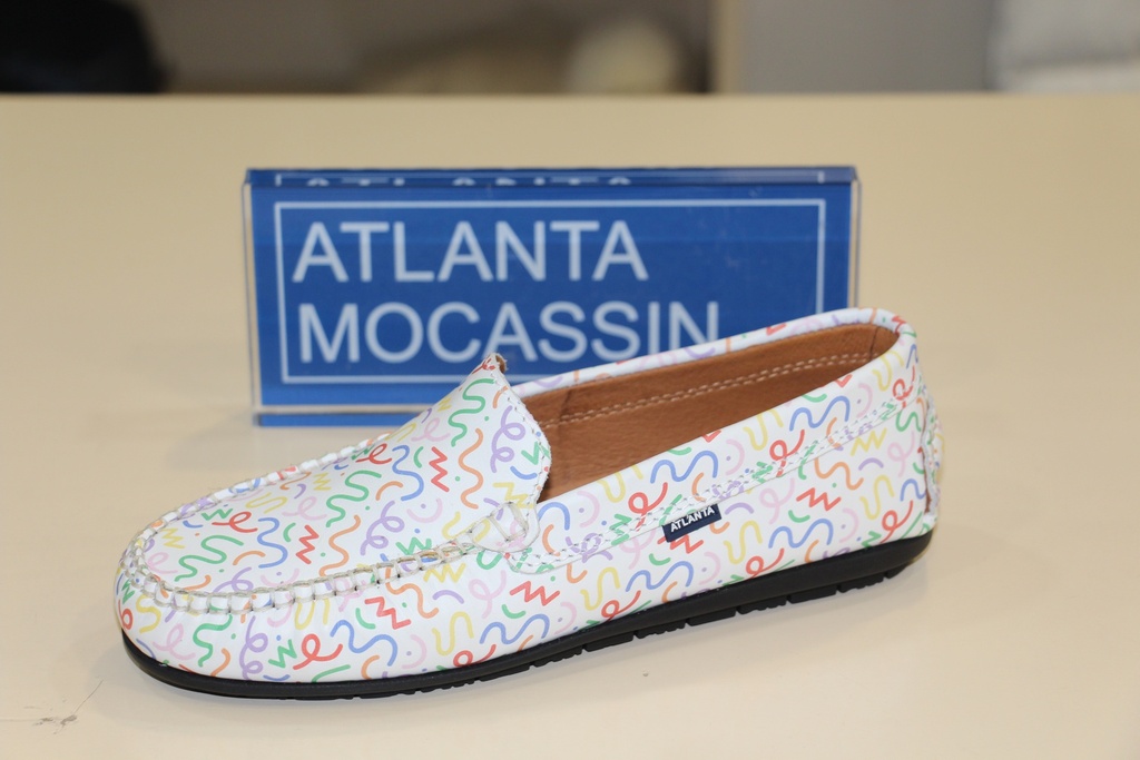 Mocassin branco com padrão de rabiscos coloridos em pele