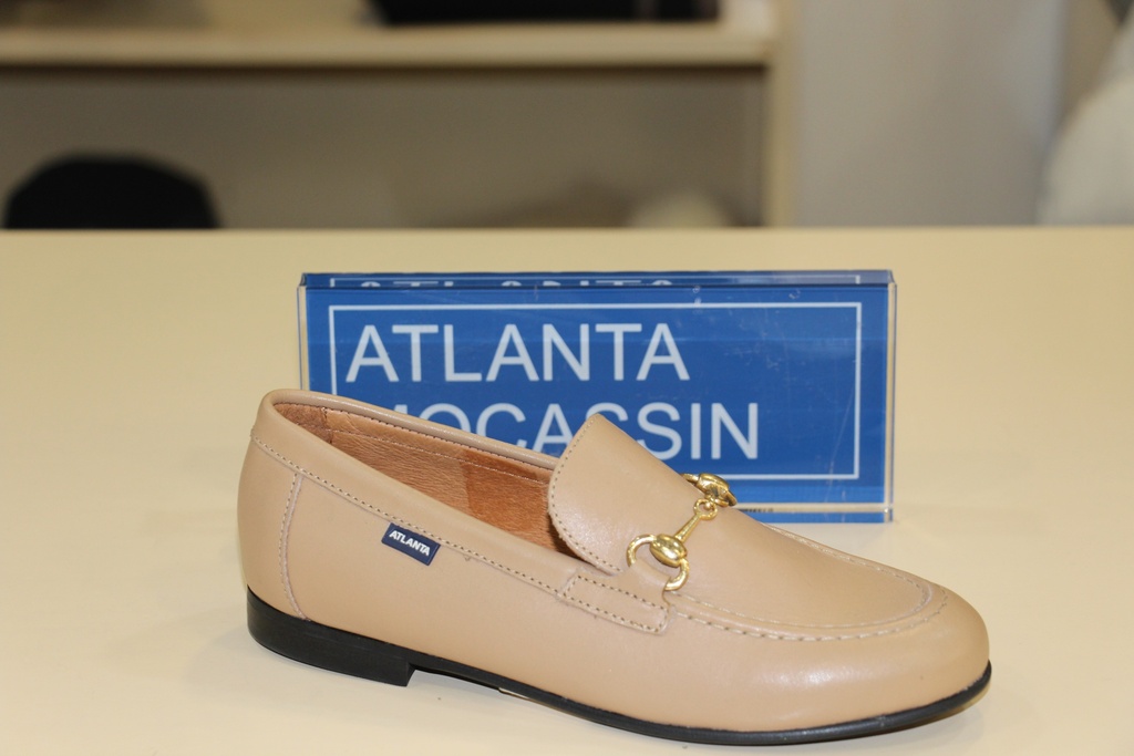 Mocassin bege em pele com fivela dourada