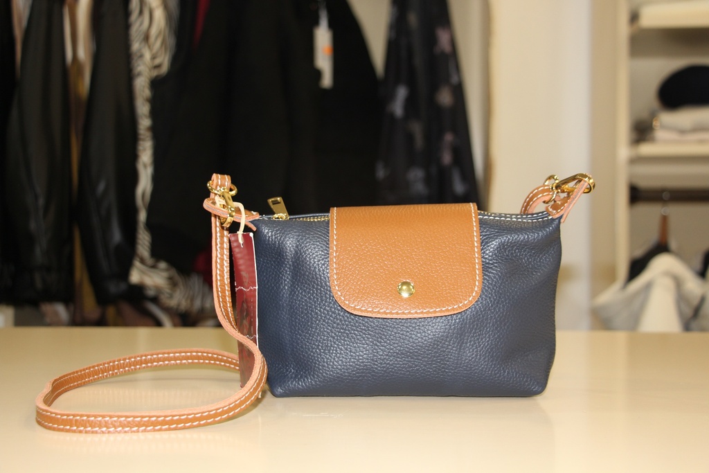 Mala Pequena em pele azul escura