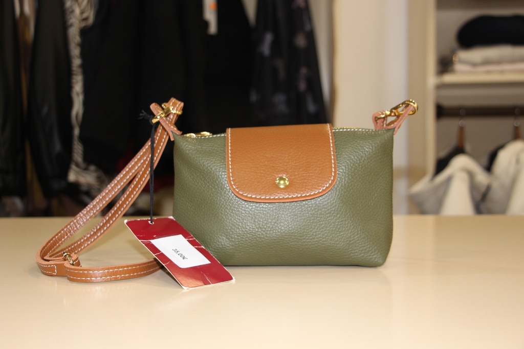 Mala Pequena em pele verde azeitona