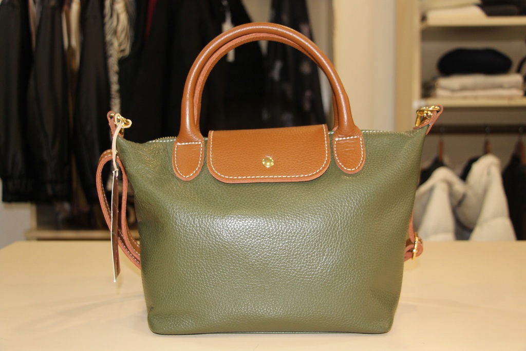 Mala grande em pele verde azeitona