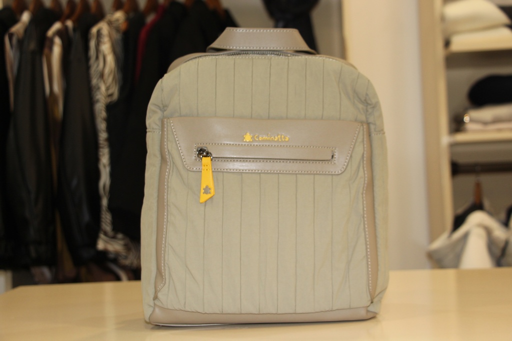 Mochila Caminatta bege com padrão plissado vertical