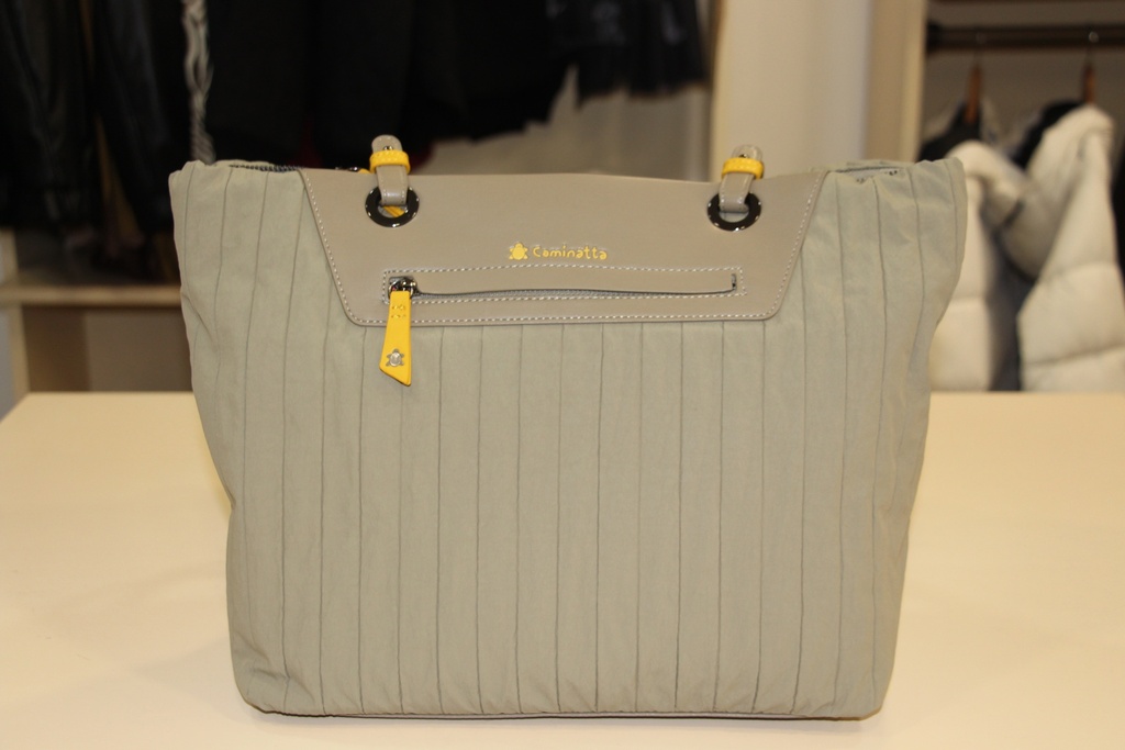 Mala de ombro Caminatta bege com padrão plissado vertical