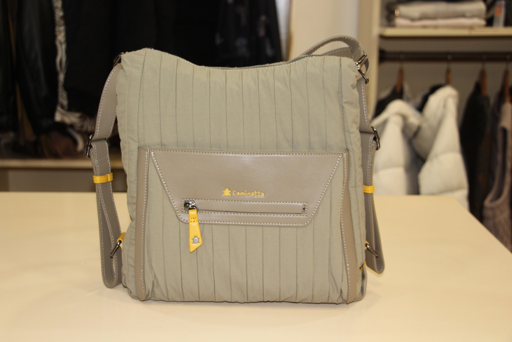 Mala de tiracolo Caminatta bege com padrão plissado vertical