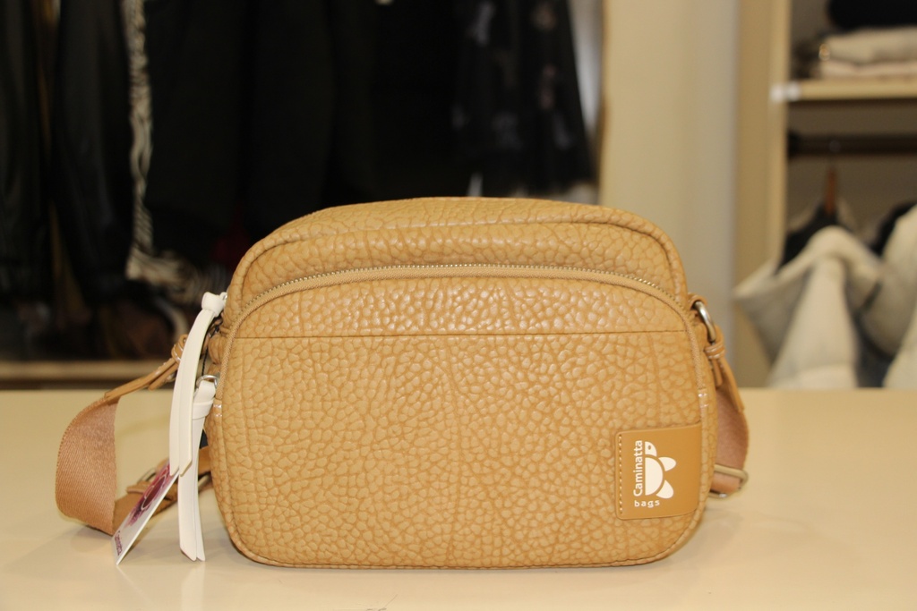 Mala de tiracolo Caminatta bege em pele com textura granulada