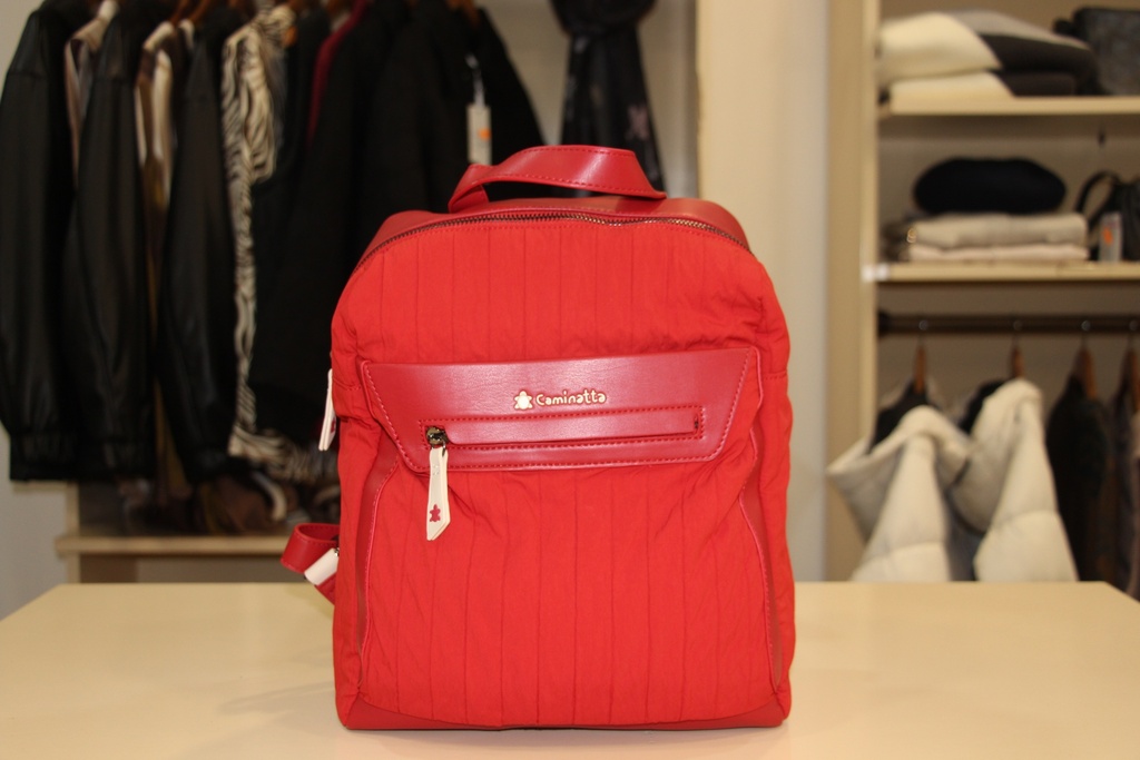 Mochila Caminatta vermelha com padrão plissado vertical