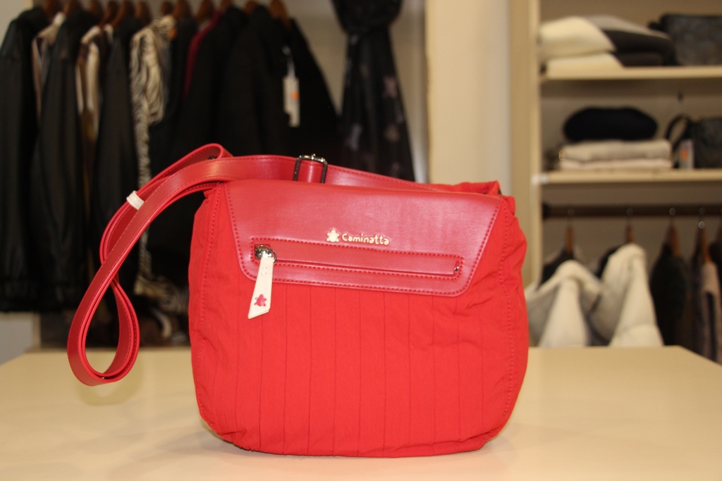 Mala de tiracolo Caminatta vermelha com padrão plissado e aba frontal