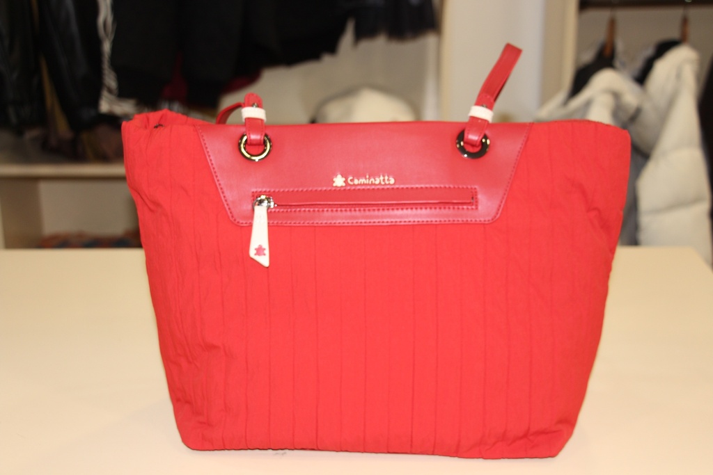 Mala de ombro Caminatta vermelha com padrão plissado vertical