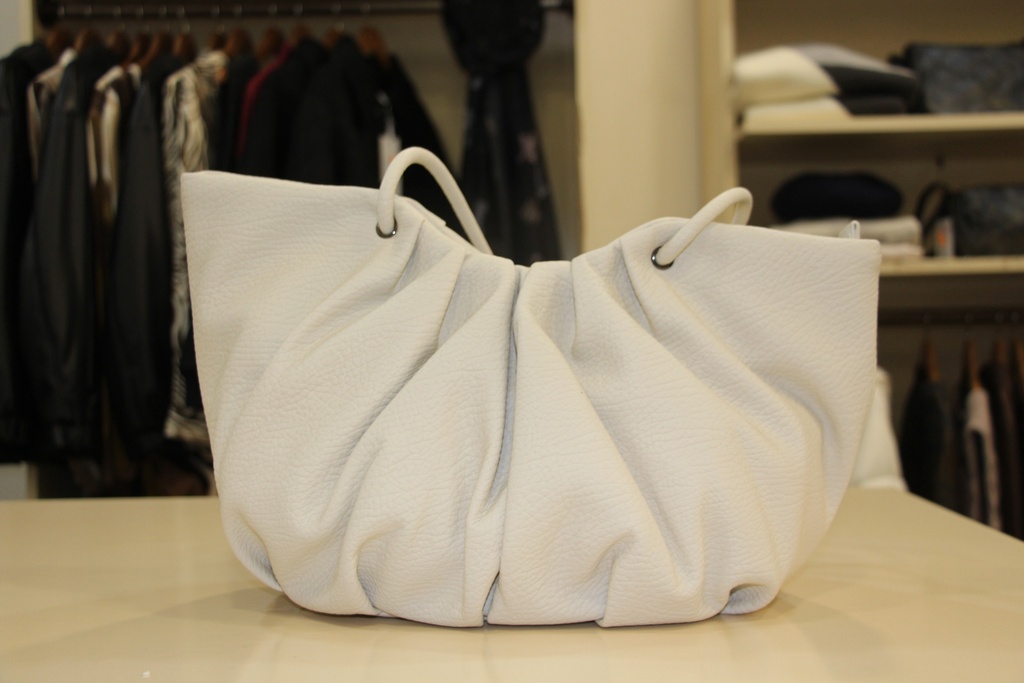 Mala de ombro branca em pele com design drapeado