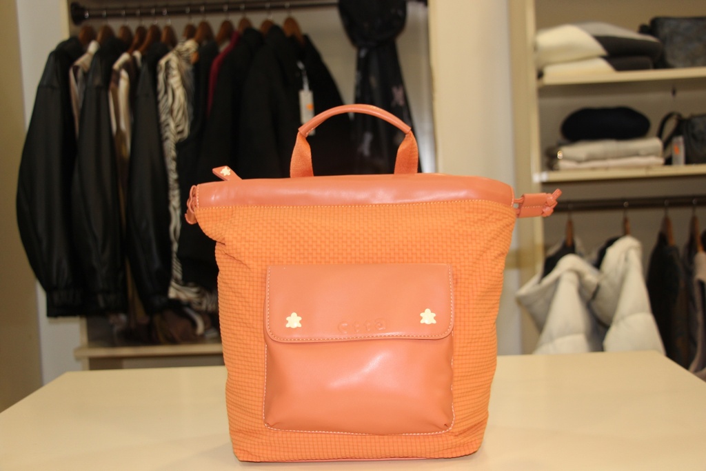 Mochila Caminatta laranja com textura entrançada e bolso frontal