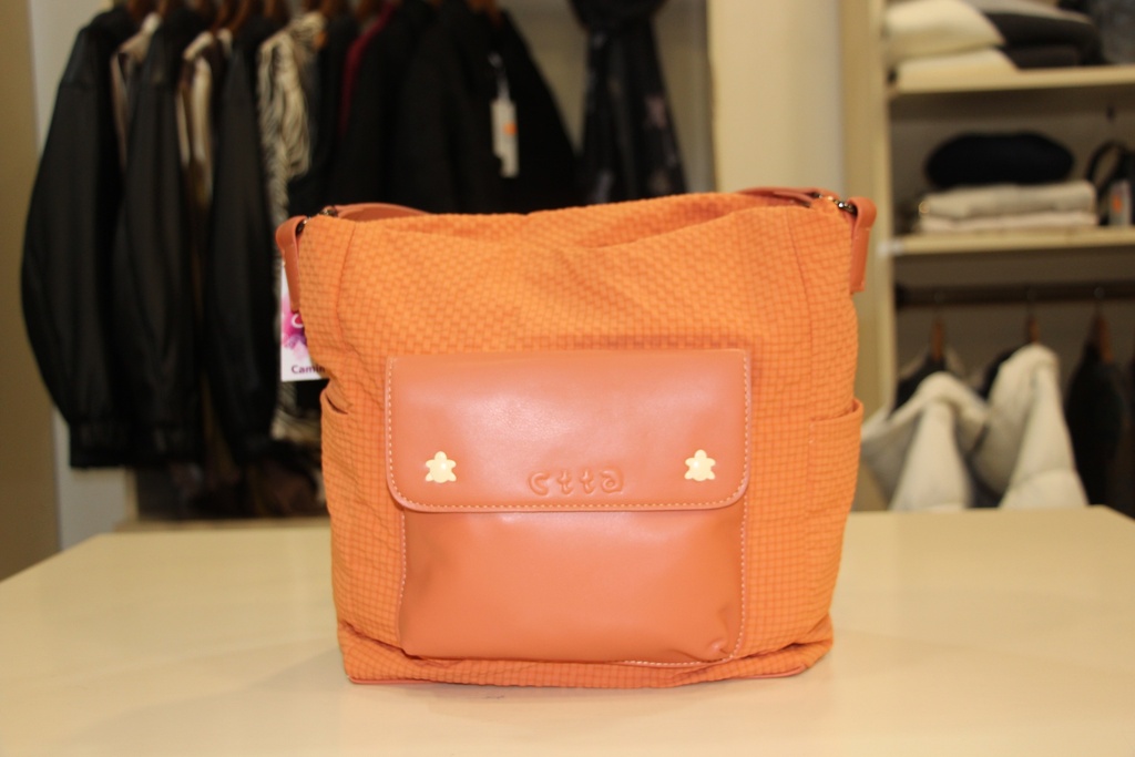 Mala de tiracolo Caminatta laranja com textura entrançada e bolso frontal