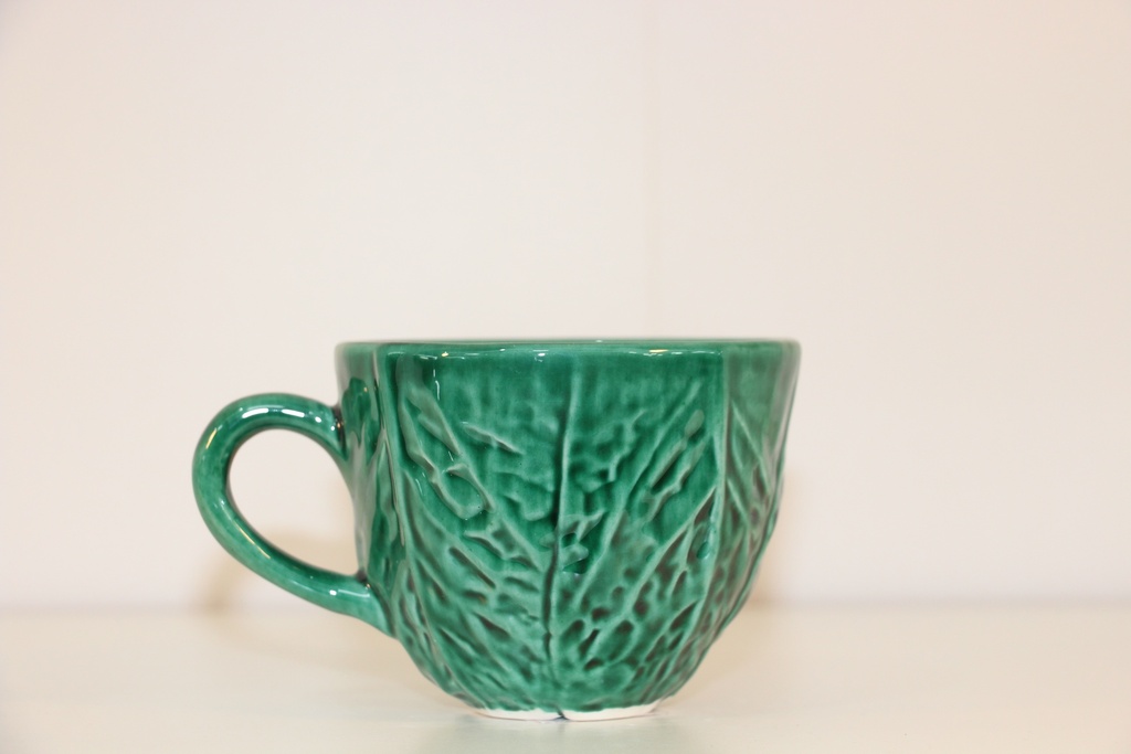 Chávena de cerâmica verde esmeralda com relevo de folha