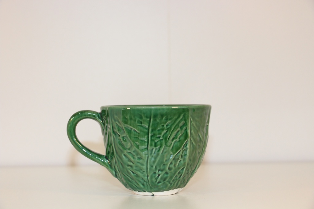 Chávena de cerâmica verde musgo com relevo de folha
