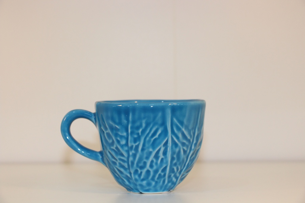 Chávena de cerâmica azul-cobalto com relevo de folha