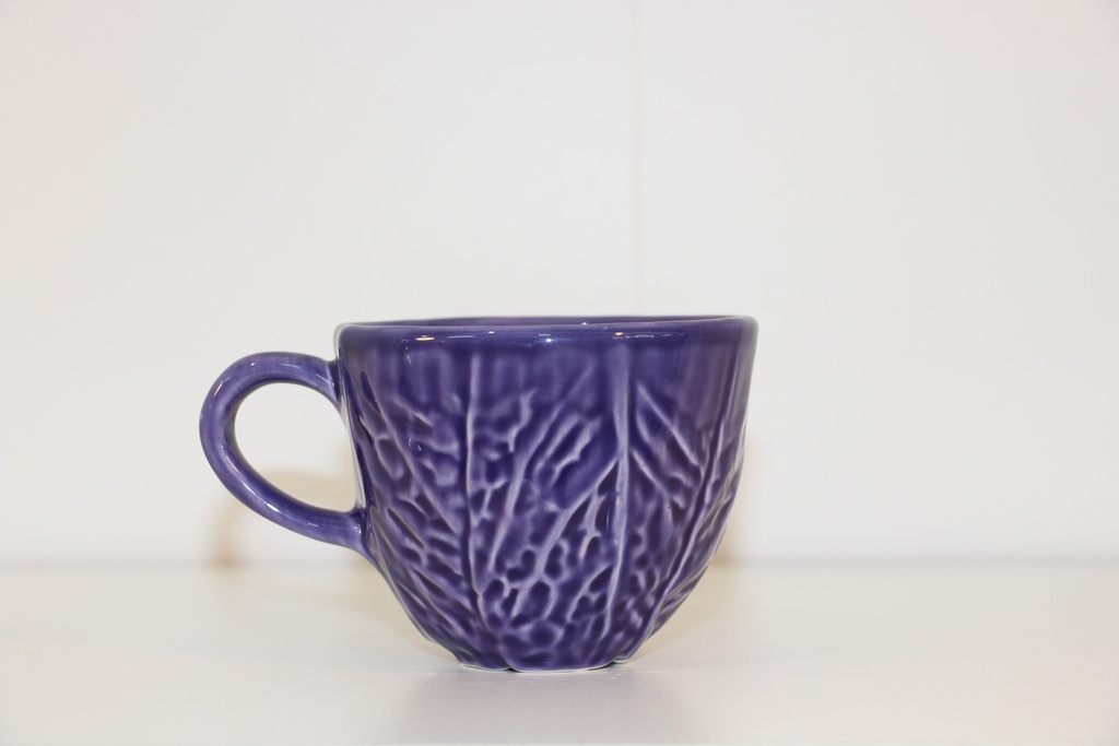 Chávena de cerâmica roxa com relevo de folha