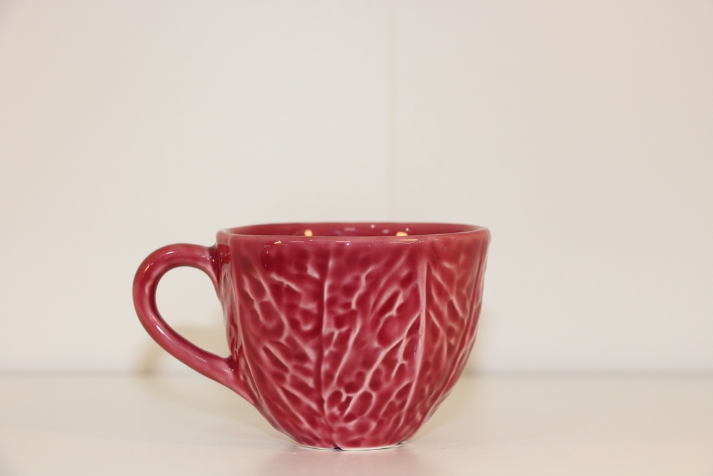 Chávena de cerâmica cor-de-rosa velho com relevo de folha