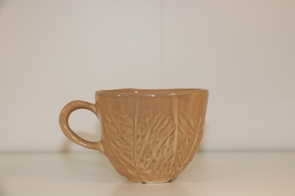 Chávena de cerâmica bege areia com relevo de folha