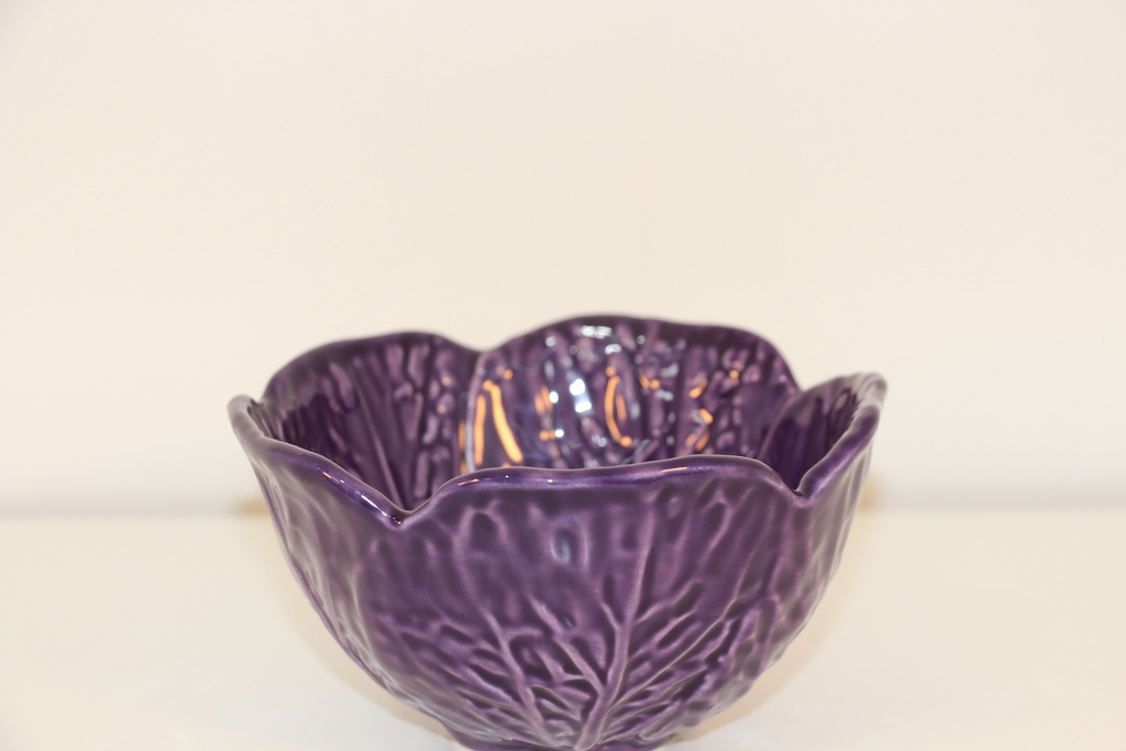 Taça de cerâmica roxa com design de folha