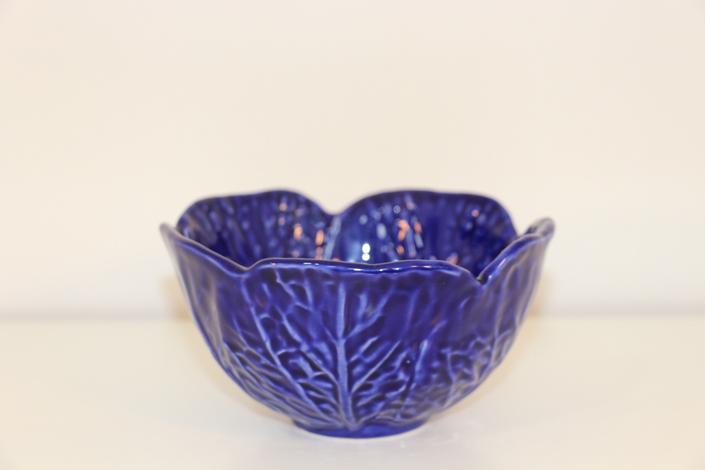 Taça de cerâmica azul-cobalto com design de folha