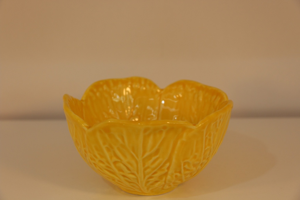 Taça de cerâmica amarela suave com design de folha