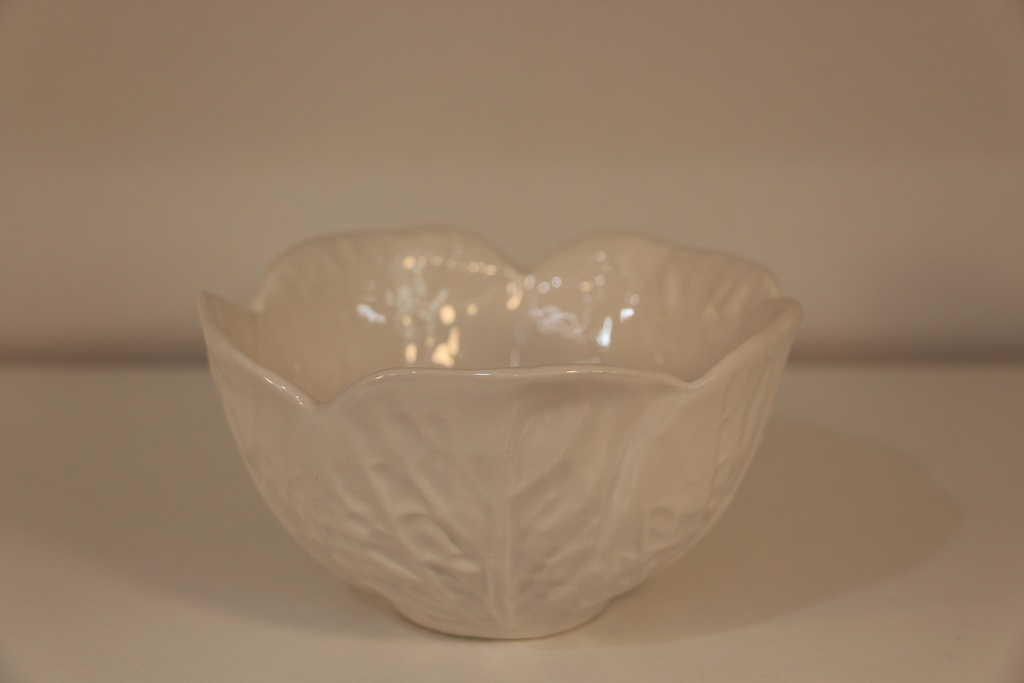 Taça de cerâmica branca com design de folha