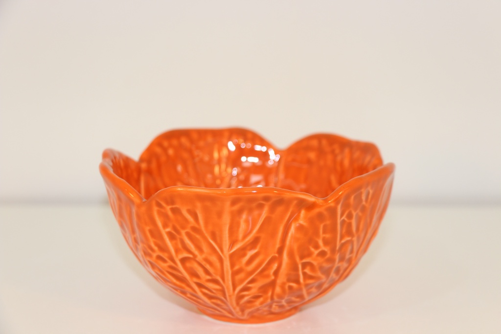 Taça de cerâmica laranja com design de folha