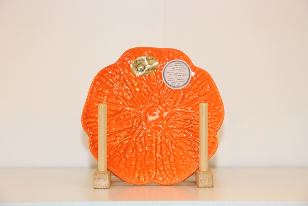 Prato de sobremesa em cerâmica laranja com relevo de folha