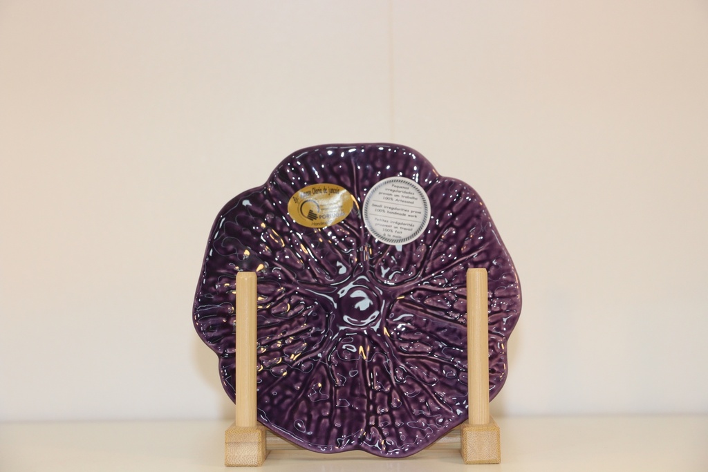 Prato de sobremesa em cerâmica roxa com relevo de folha