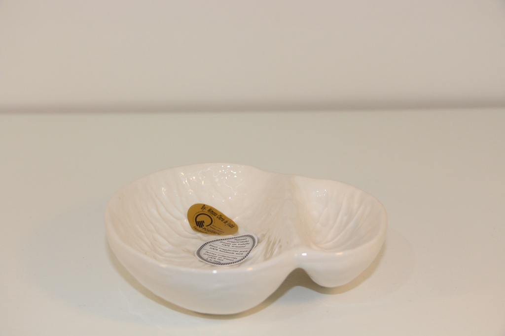 Petisqueira em cerâmica branca com divisória e relevo de folha