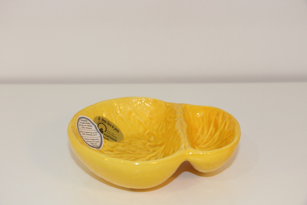 Petisqueira em cerâmica amarela com divisória e relevo de folha