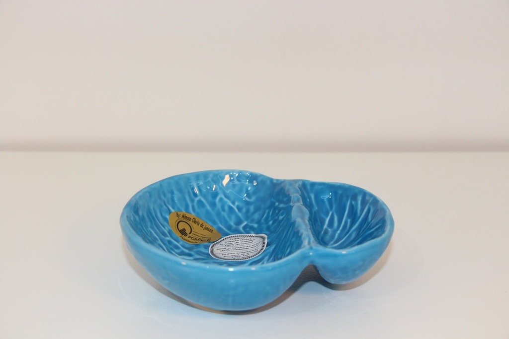 Petisqueira em cerâmica azul-claro com divisória e relevo de folha