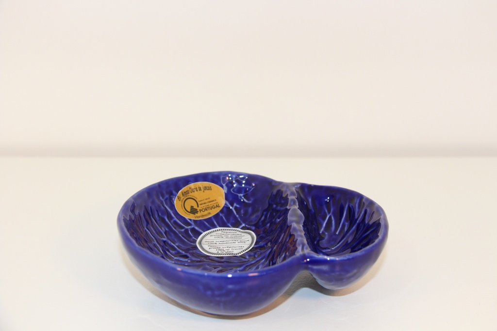 Petisqueira em cerâmica azul-cobalto com divisória e relevo de folha