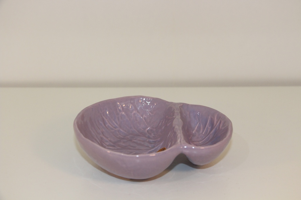 Petisqueira em cerâmica lilás com divisória e relevo de folha