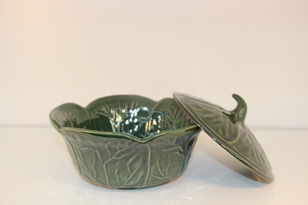 Tigela com tampa em cerâmica verde-escuro com relevo de couve