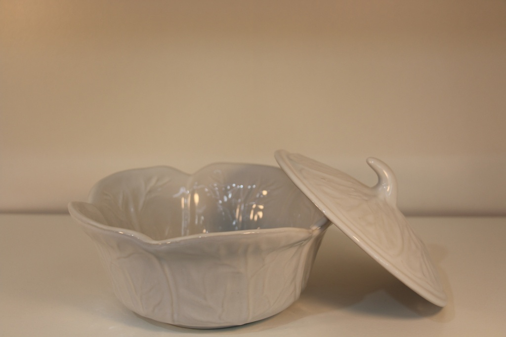 Tigela com tampa em cerâmica branca com relevo de couve