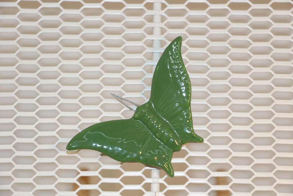 Borboleta decorativa em cerâmica verde-folha