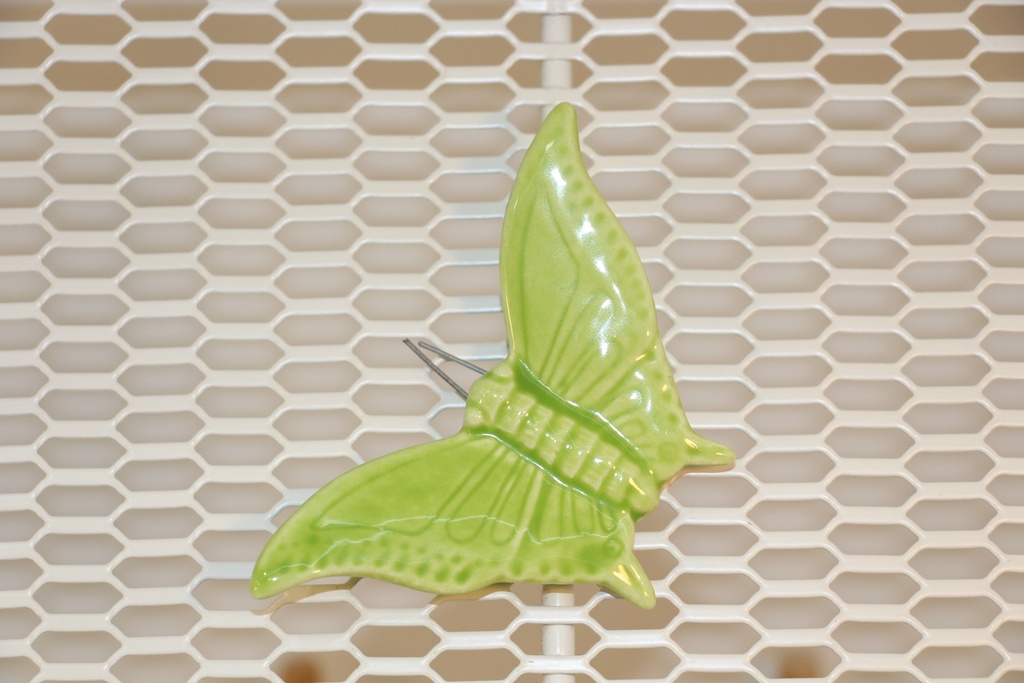 Borboleta decorativa em cerâmica verde-alface