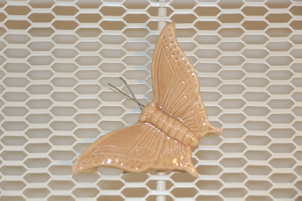 Borboleta decorativa em cerâmica bege areia