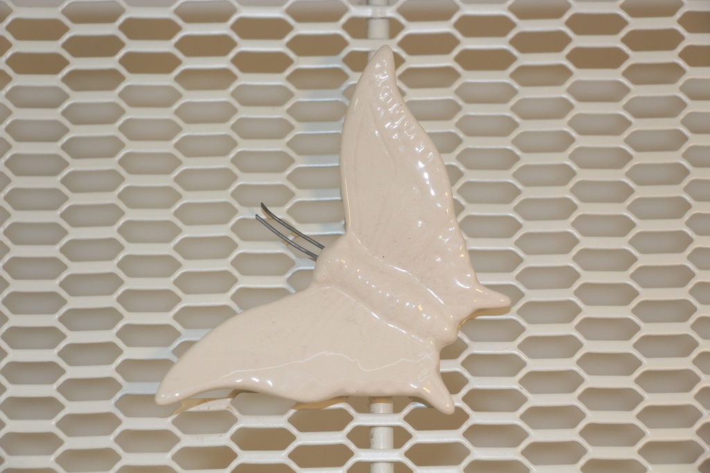 Borboleta decorativa em cerâmica branca