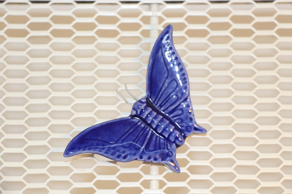 Borboleta decorativa em cerâmica azul-claro