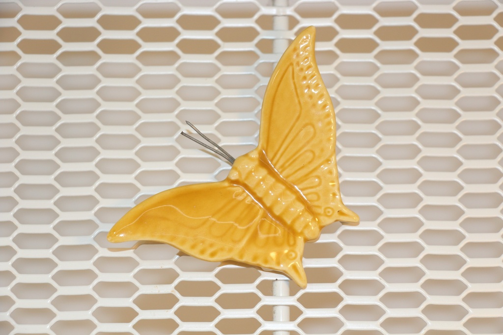 Borboleta decorativa em cerâmica amarela