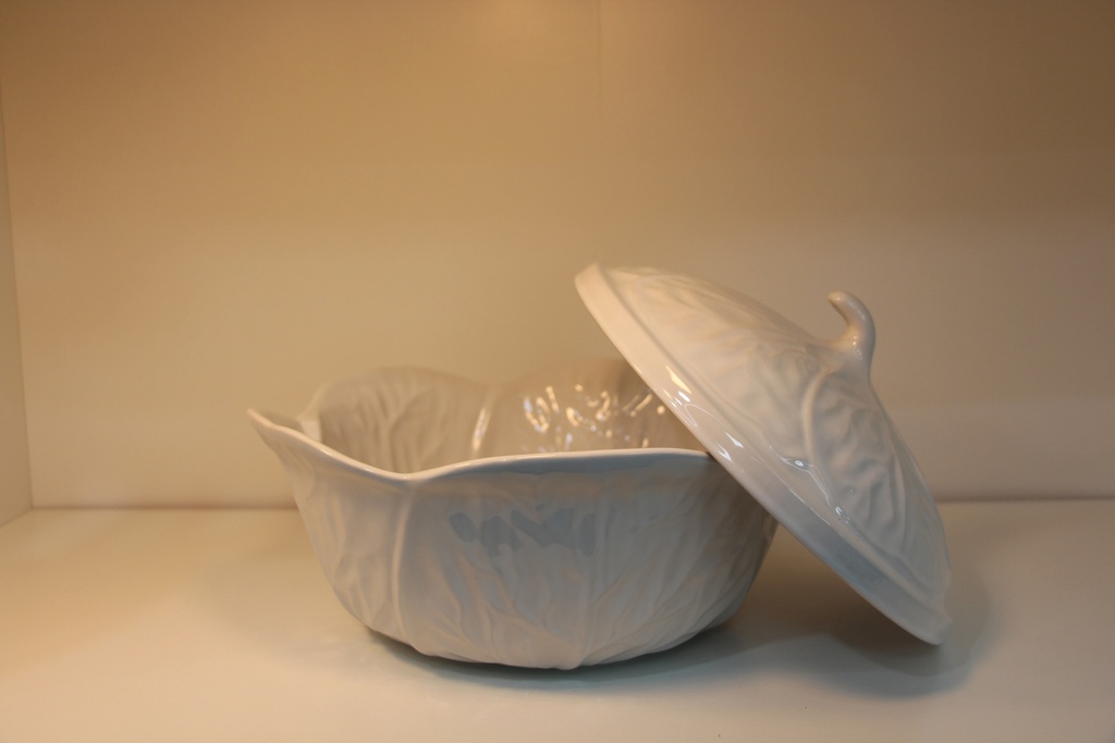 Tigela com tampa em cerâmica branco pérola com relevo de couve