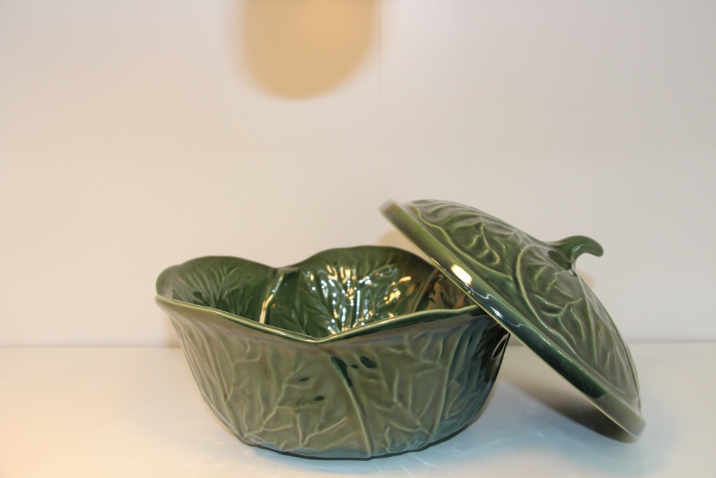 Tigela com tampa em cerâmica verde-escuro com relevo de couve