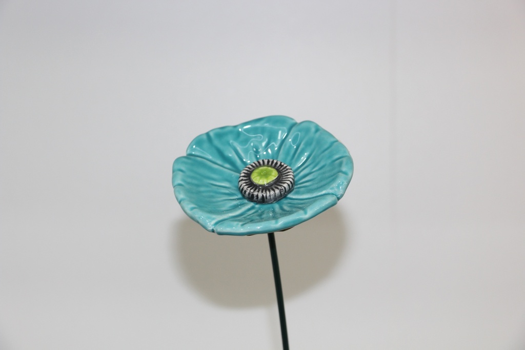 Flor decorativa em cerâmica verde-água com haste metálica