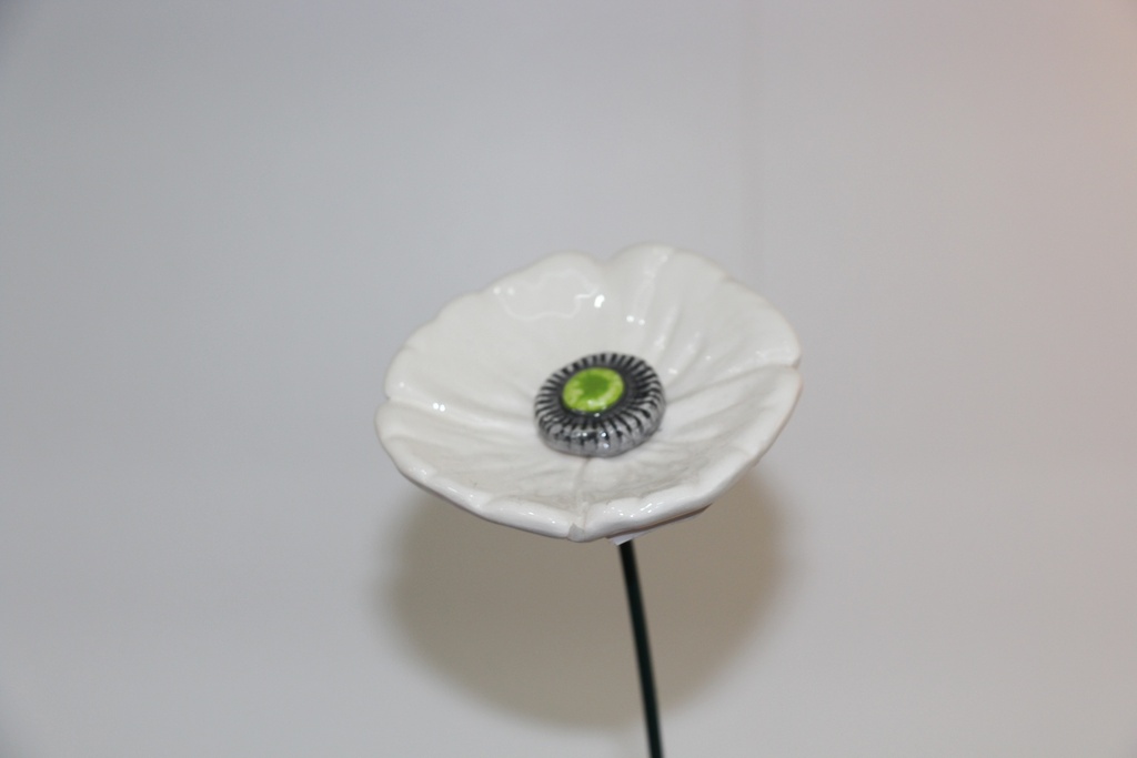 Flor decorativa em cerâmica branca com haste metálica